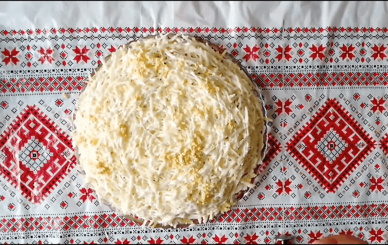 Кулінари розповіли, як швидко приготувати салат з куркою та сиром