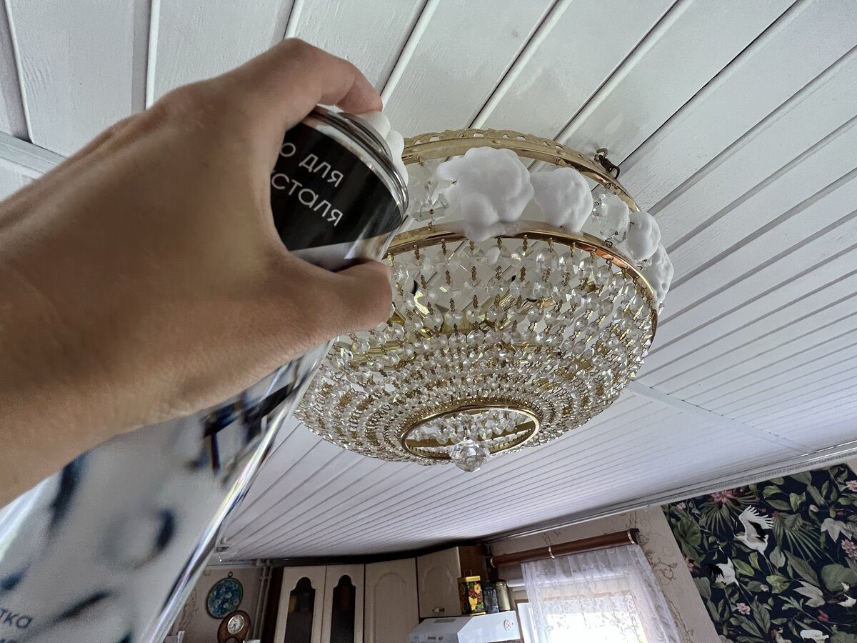 Експерти розповіли, як очистити люстру від пилу та бруду без драбини та зайвого клопоту