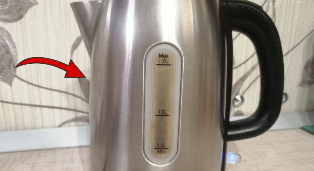 Як очистити чайник від накипу за 5 хв: кинула 1 ложку всередину – і забула про бруд, як про страшний сон 