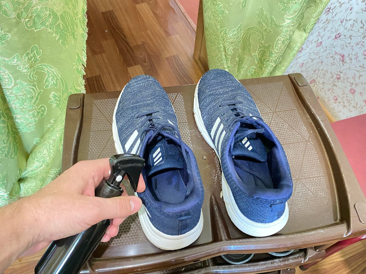 Господині розповіли, як можна очистити улюблене взуття від неприємного аромату швидко