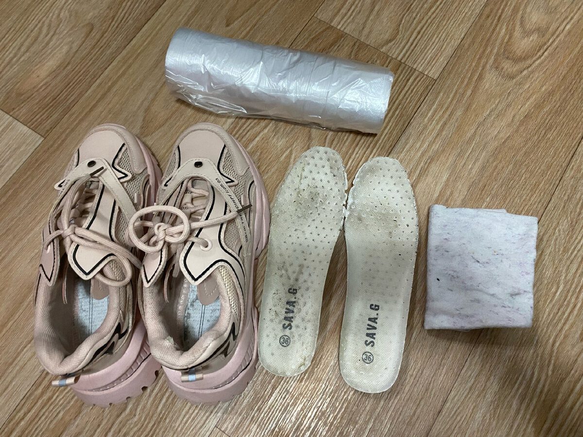 Господині розповіли, як можна очистити улюблене взуття від неприємного аромату швидко