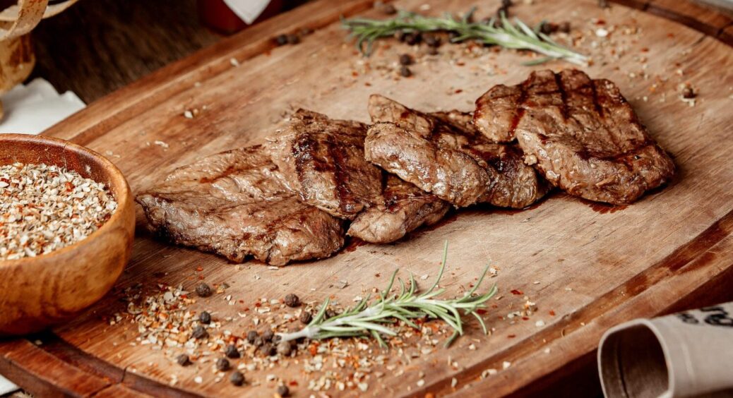 Ця 1 спеція змінює смак будь-якого м’яса: лише 2 рецепти, щоб вечеря вийшла як у кращому ресторані 