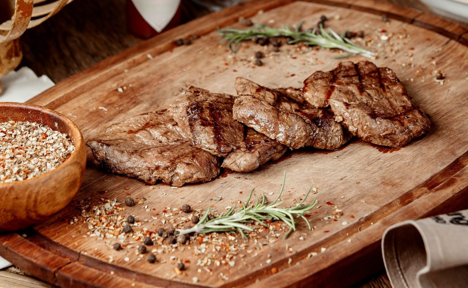 Кулінари назвали 1 спецію, яка робить смак мʼяса кращим