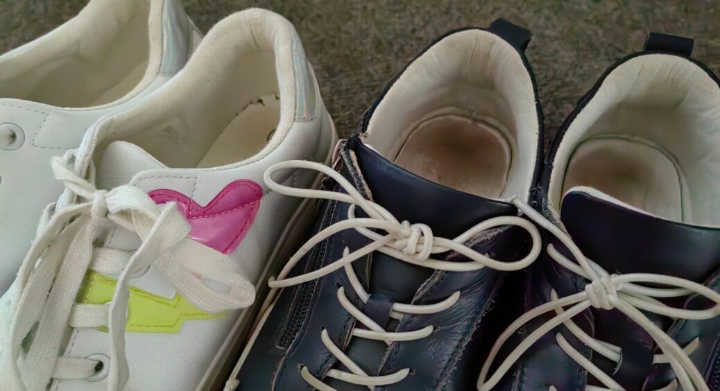 Чоловік “приніс” з роботи запах у кросівках – а я вичистила все за 10 хв: тепер пахнуть, як ранкове поле 