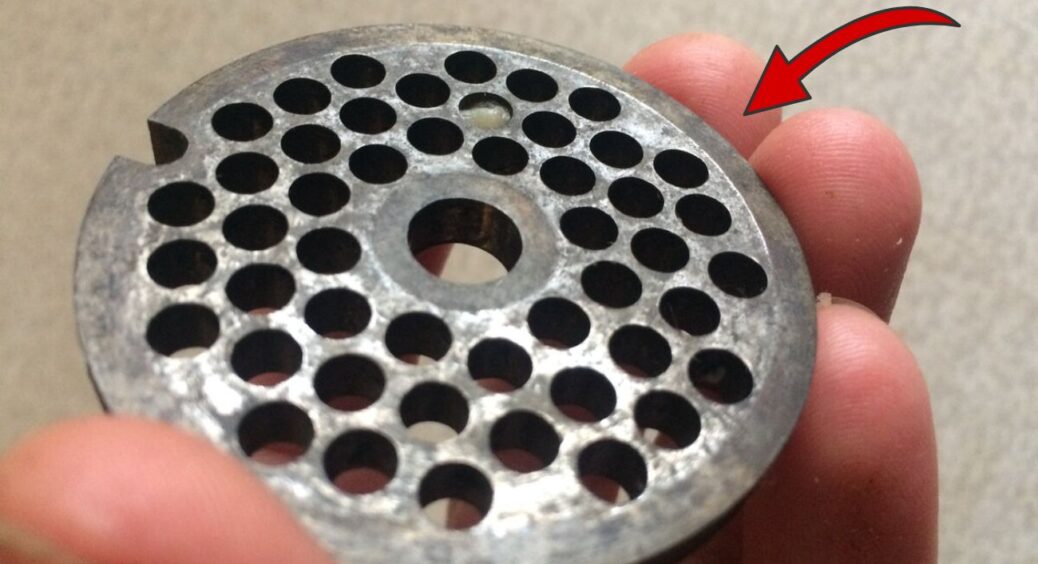 Це можливо: як швидко заточити м’ясорубку без інструментів – знайшла спосіб у зошиті мами з 70-х років 