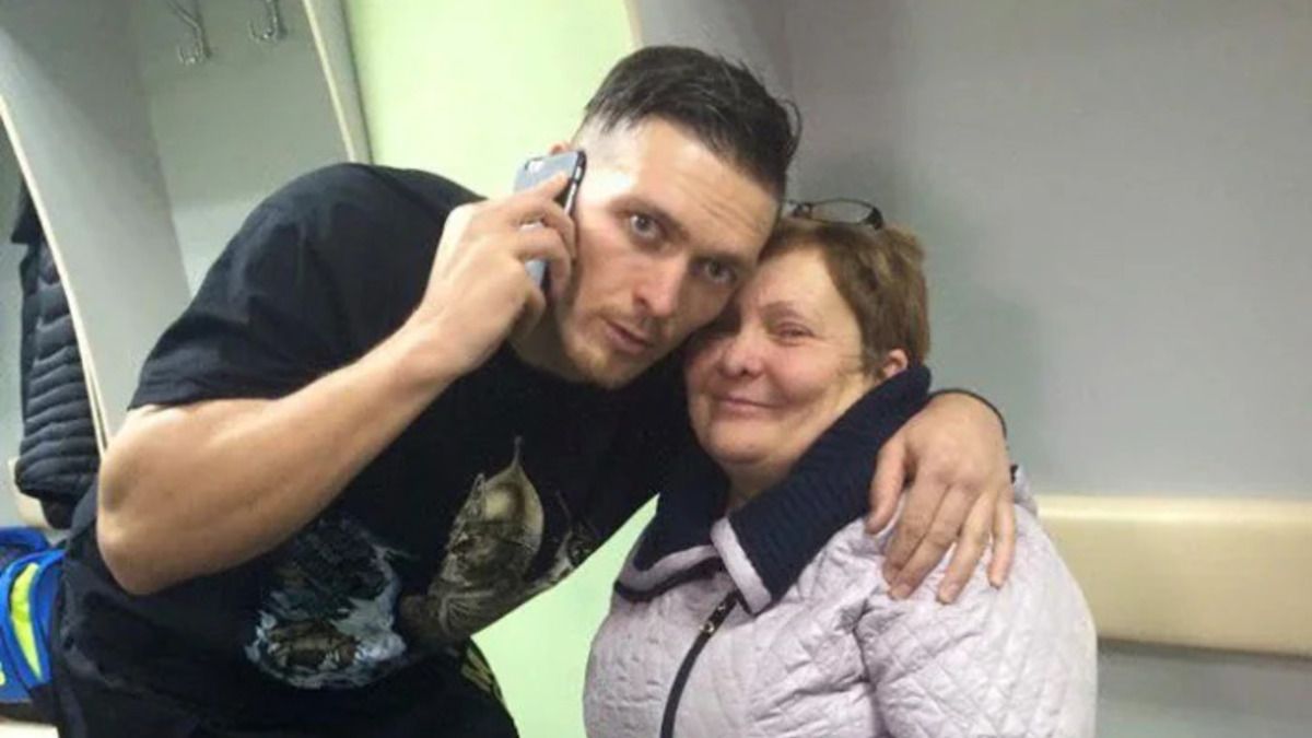 Олександр Усик показав, як виглядає його мама Надія Петрівна те де вона живе