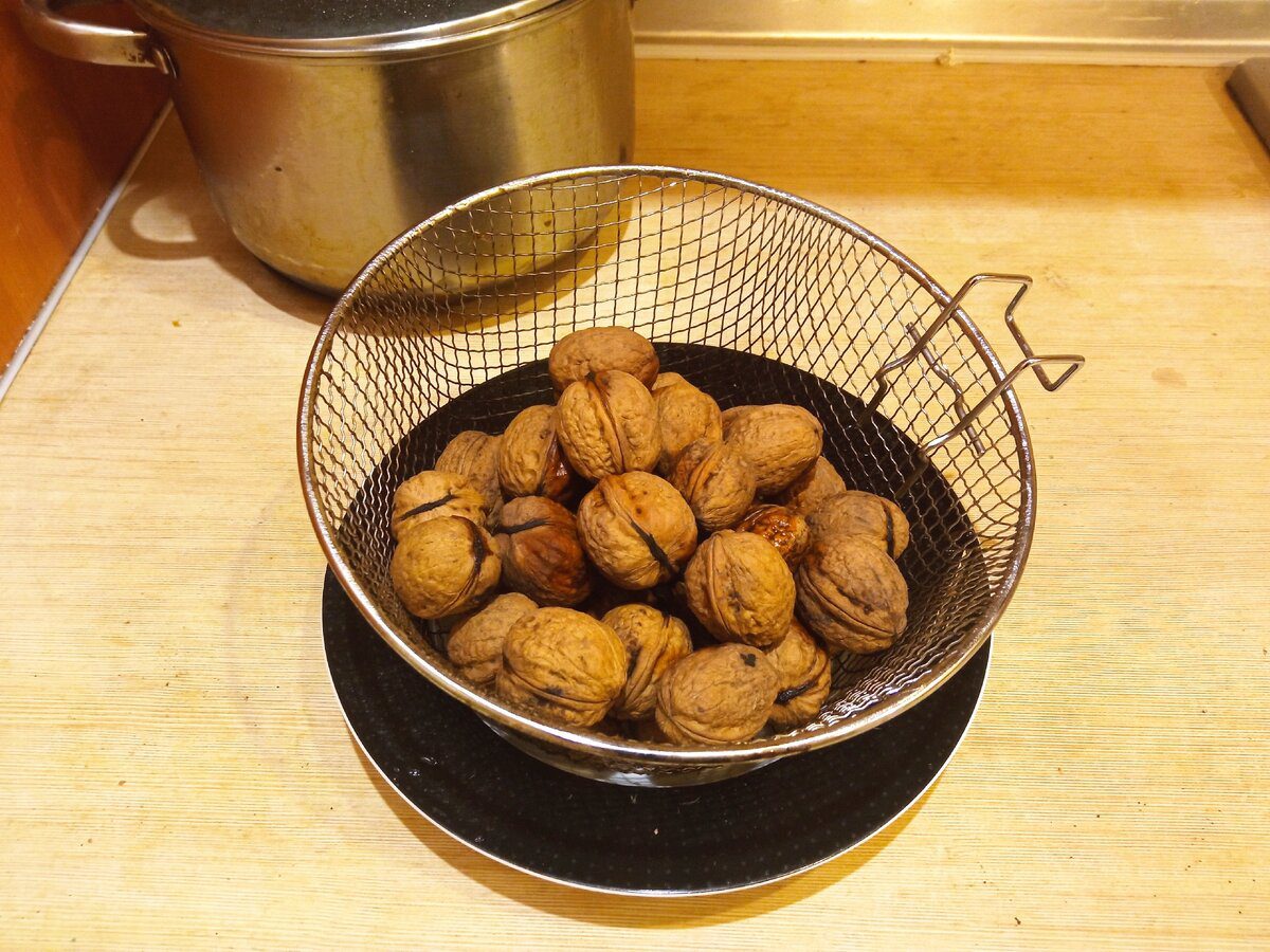 Експерти розповіли, як легко очистити волоські горіхи за допомогою пластикових кришок з пляшок