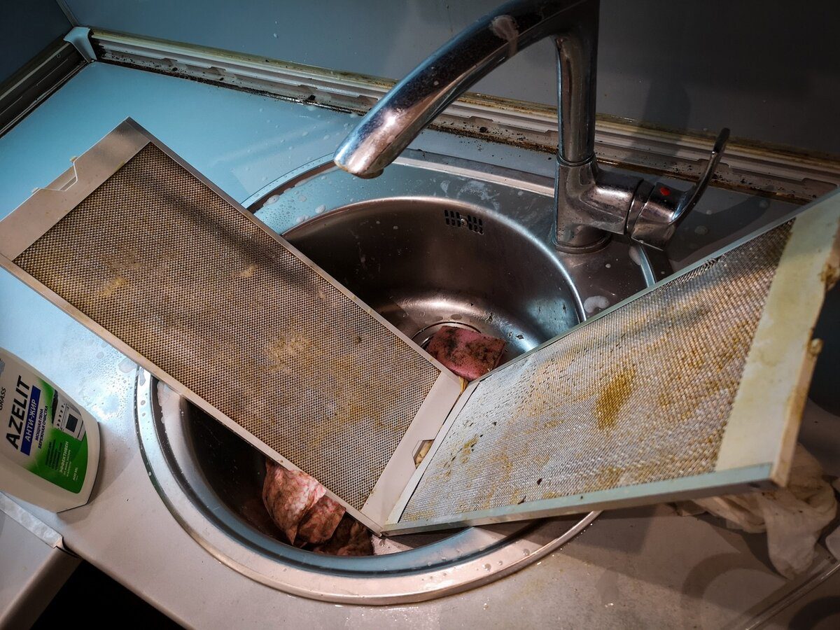 Експерти розповіли, як очистити решітку витяжки за допомогою простого домашнього засобу