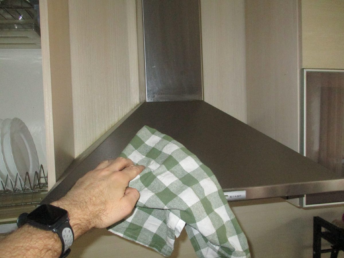 Господині розповіли, як відчистити жирну витяжку Господині розповіли, як відчистити жирну витяжку