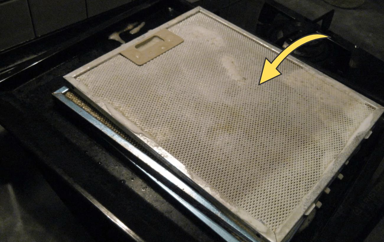 Як очистити бруд на решітці витяжки