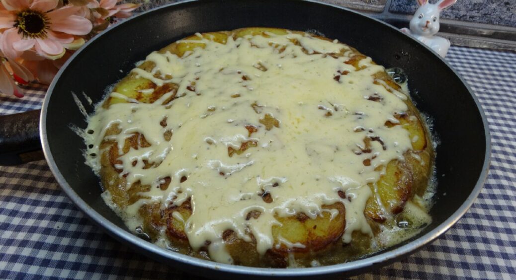 Якщо є 2 картоплини та 3 яйця: готую ситний і смачний сніданок на всю родину – бюджетно й швидко 