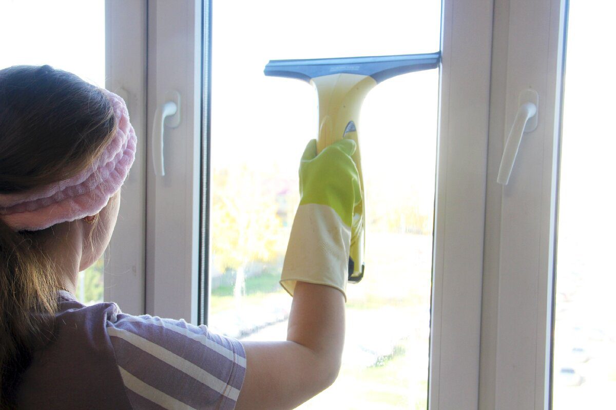 Господині назвали дієвий копійчаний засіб до миття скляних поверхонь