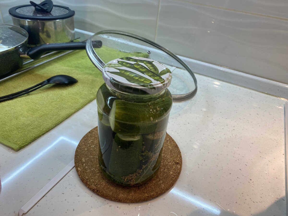 Господиням порадили не додавати в консервацію з огірками простий продукт, аби вони не вибухали