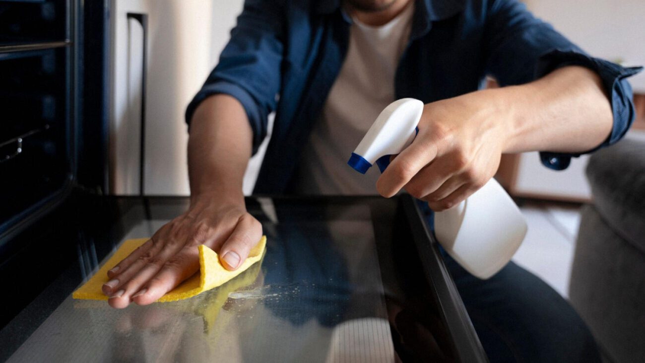 Господині поділилися засобом для очищення духовки за 2 хвилини