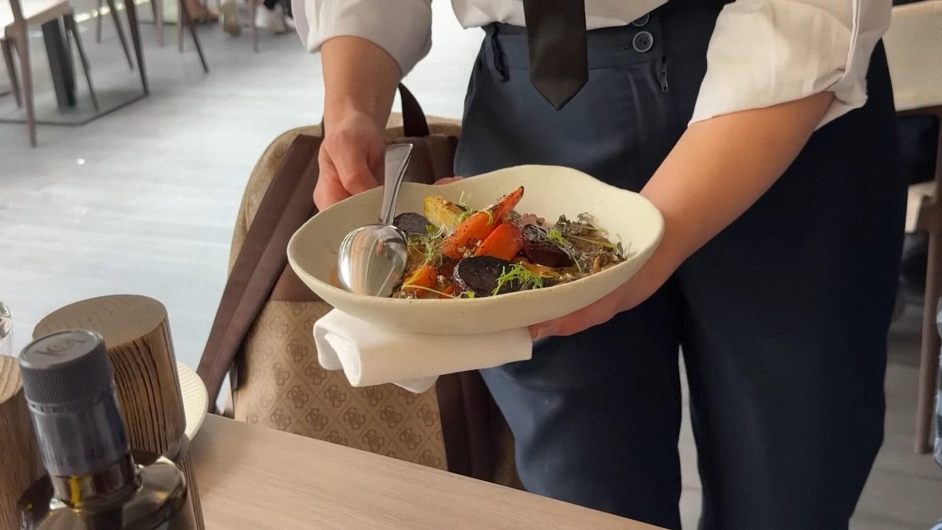 Учасник МастерШеф-13 Дмитро Чикало показав ціни в ресторані Ярославського