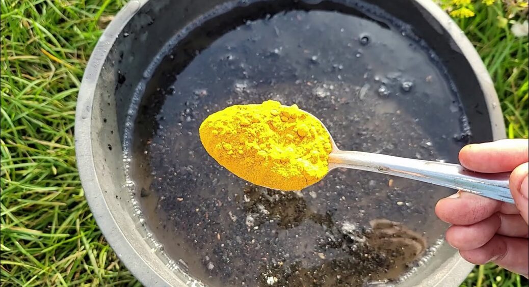 1 ложка на відро і поливаю будь-які грядки: розчин 2 в 1 — і від грибкових інфекцій, і як підживлення кущам 