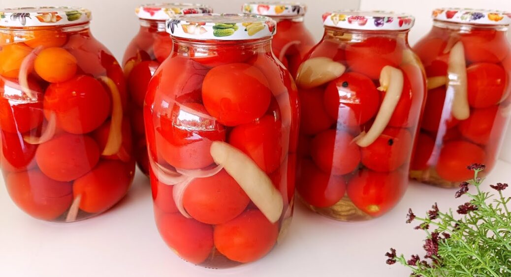 Бабуся навчила класти в банки “золотий інгредієнт”: томати виходять смачніші за свіжі – це 100 зі 100 