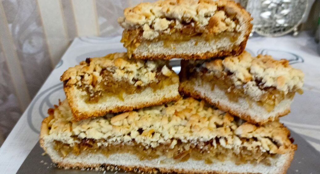 Так пекли ще наші бабусі: пиріг називається “Помазанець”, а знайшла я його у маминому зошиті. Смак на 5+ 