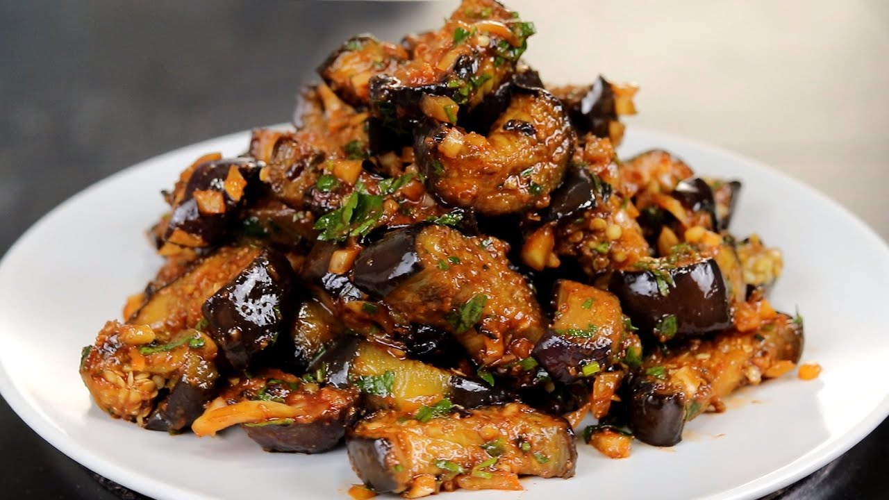 Господині розповіли, як приготувати смачну закуску із баклажанів 