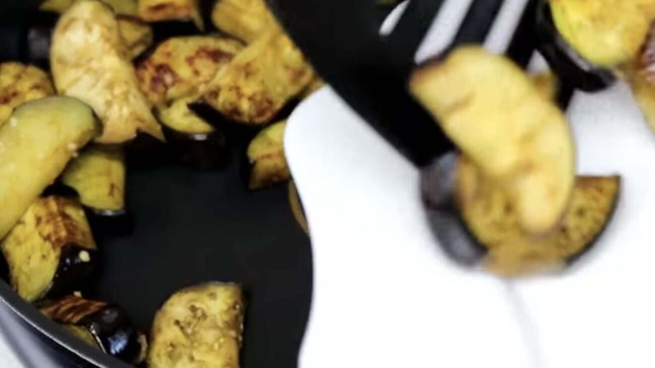 Господині розповіли, як приготувати смачну закуску із баклажанів Господині розповіли, як приготувати смачну закуску із баклажанів