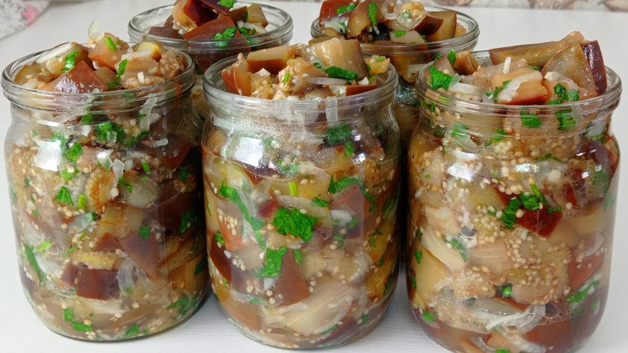 Господині поділилися рецептом салату з баклажанів на зиму 