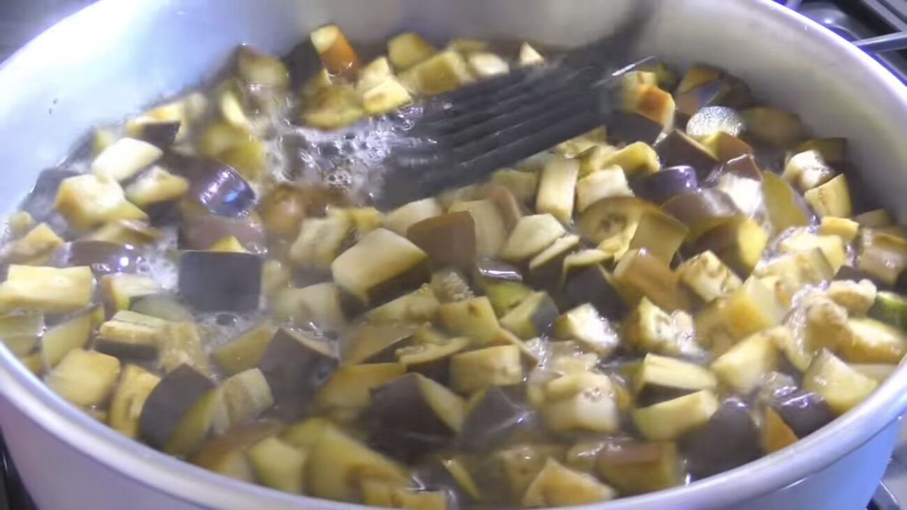 Господині поділилися рецептом салату з баклажанів на зиму Господині поділилися рецептом салату з баклажанів на зиму