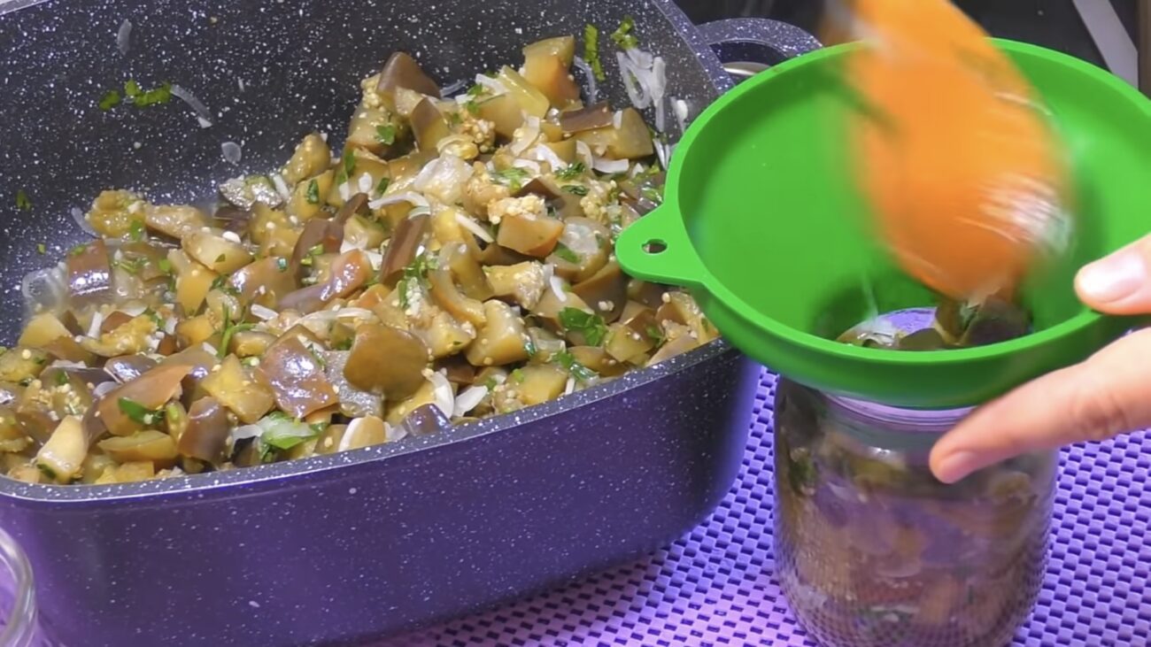 Господині поділилися рецептом салату з баклажанів на зиму Господині поділилися рецептом салату з баклажанів на зиму