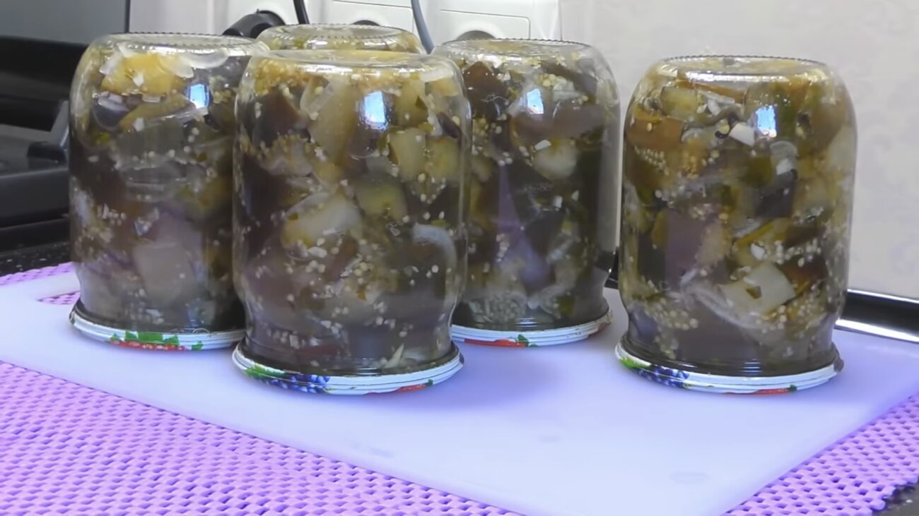 Господині поділилися рецептом салату з баклажанів на зиму Господині поділилися рецептом салату з баклажанів на зиму