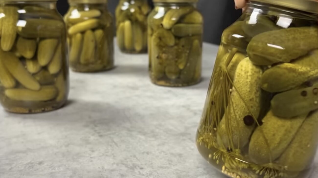 Господині розповіли рецепт маринованих огірків, які будуть хрусткі до весни 