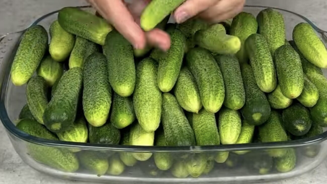 Господині розповіли рецепт маринованих огірків, які будуть хрусткі до весни 