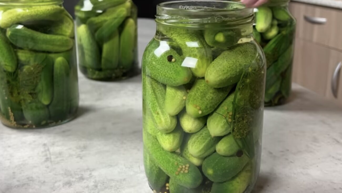 Господині розповіли рецепт маринованих огірків, які будуть хрусткі до весни 
