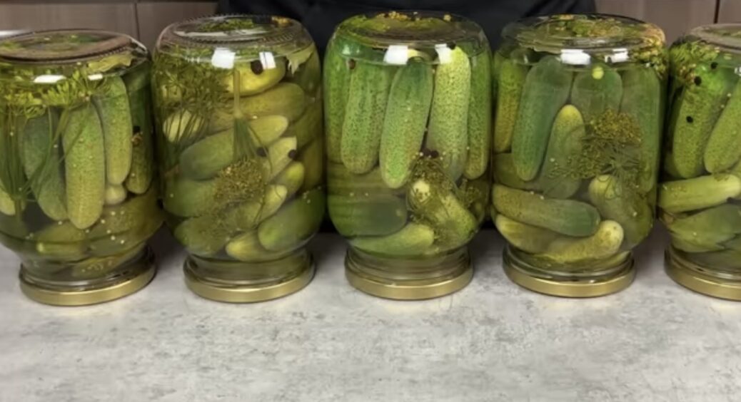 Чоловік цілував мені руки за ці огірки і сказав цього року закрити 100 банок: що класти на 1 л маринаду 