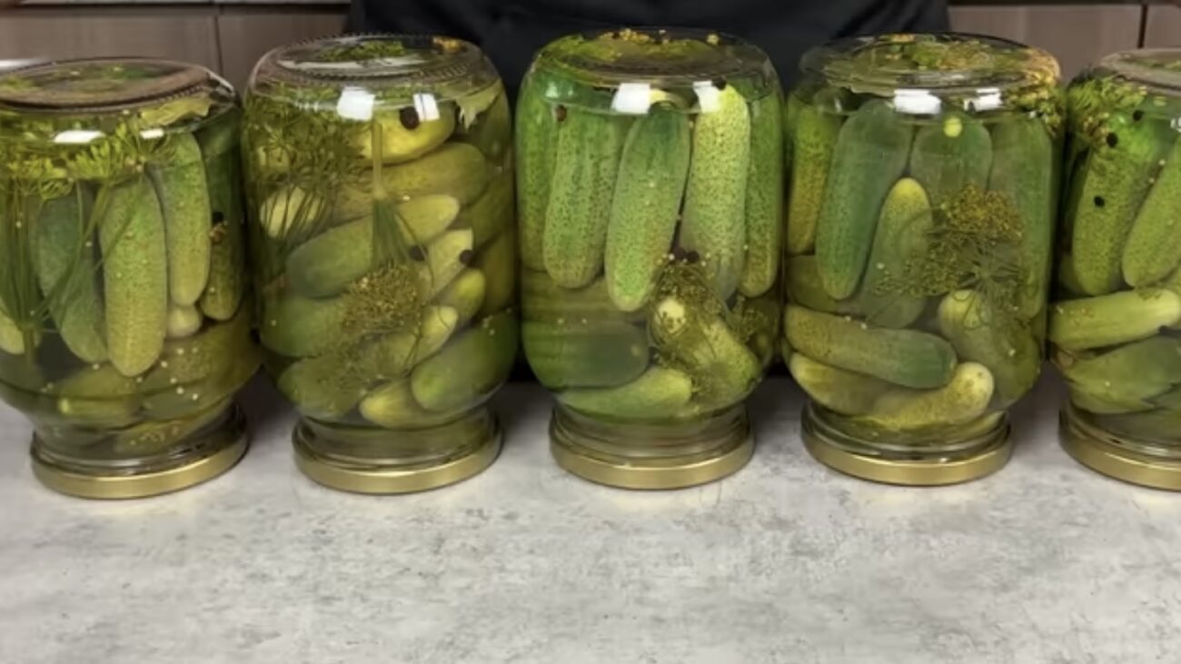 Господині розповіли, стільки солі та цукру класти на 1 літр маринаду для огірків 