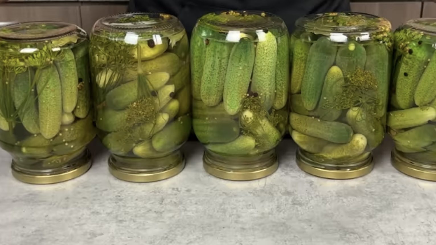 Господині розповіли, стільки солі та цукру класти на 1 літр маринаду для огірків 
