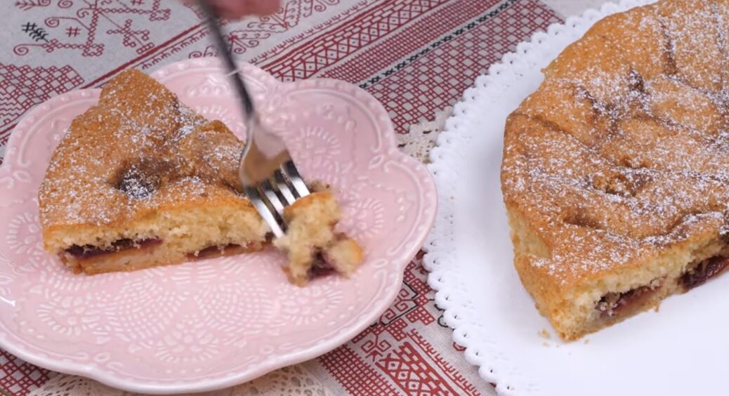 Простецький пиріг до чаю із сезонних фруктів: 5 хвилин на заміс тіста, закинути все в форму — і в духовку 