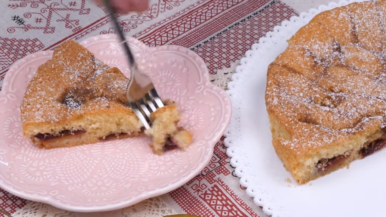 Господині поділилися рецептом пирога з сезонних фруктів 