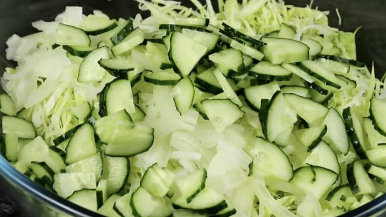 Господині розповіли, як приготувати смачний салат зі свіжої капусти 