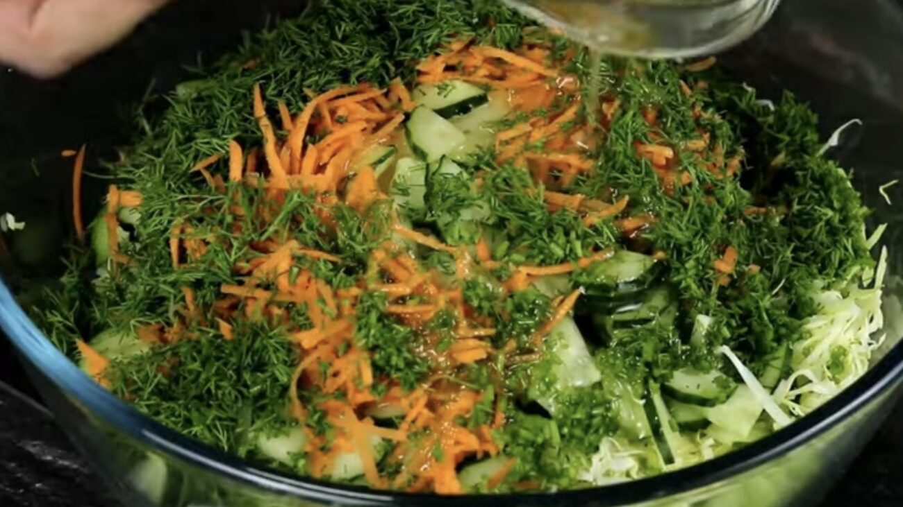 Господині розповіли, як приготувати смачний салат зі свіжої капусти 