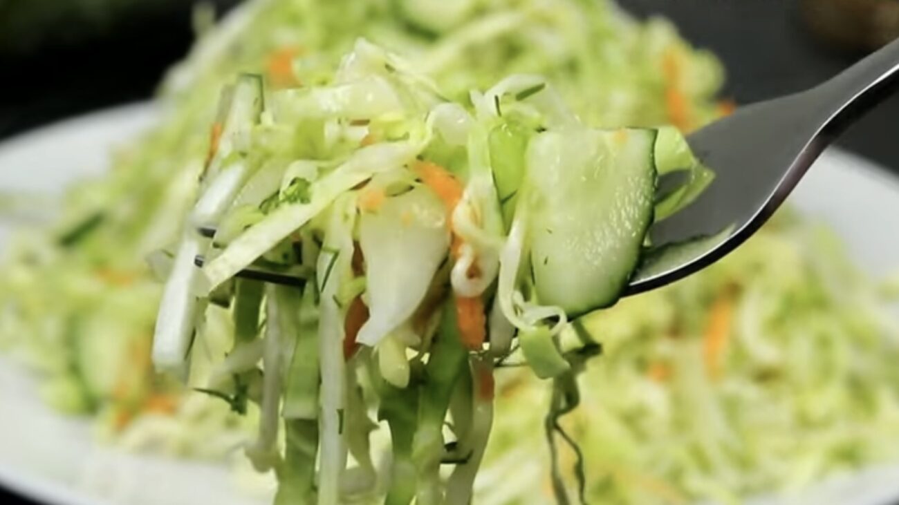 Господині розповіли, як приготувати смачний салат зі свіжої капусти 