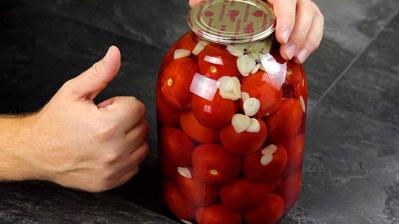 Господині розповіли рецепт маринованих помідорів у трилітрових банках 
