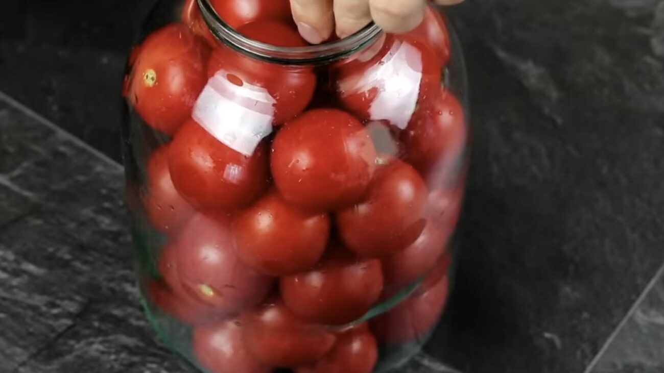 Господині розповіли рецепт маринованих помідорів у трилітрових банках 