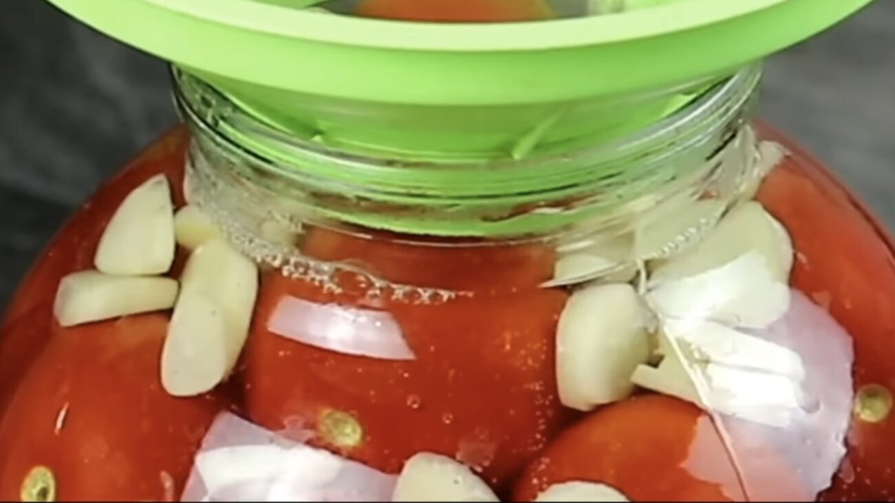 Господині розповіли рецепт маринованих помідорів у трилітрових банках 