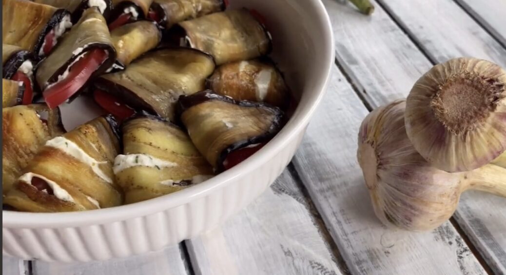 Ці баклажани кращі за мʼясо! Роблю в духовці, щоб було не так жирно, а потім додаю сир і помідор: сма-ко-та 