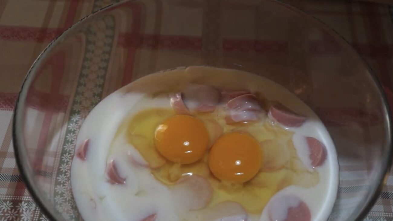 Господині розповіли, як приготувати лінивий пиріг з одного стакану кефіру 