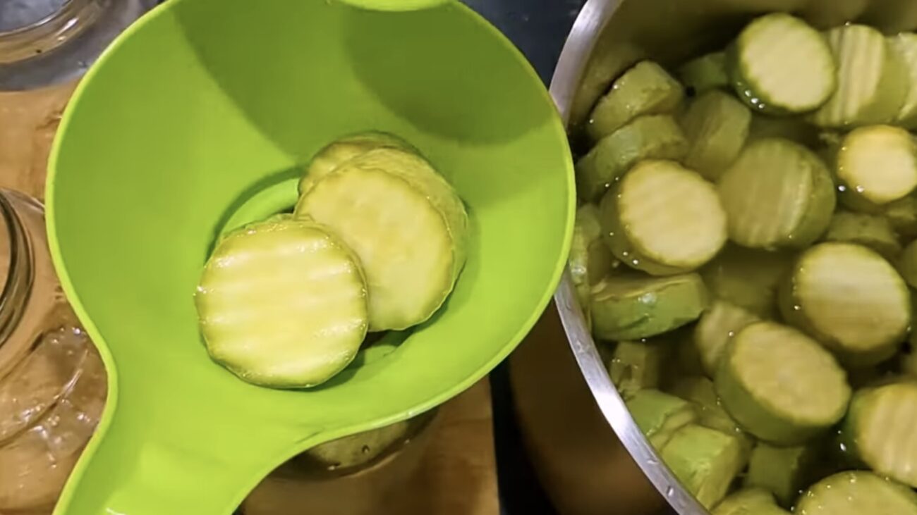 Господині розповіли, як приготувати смачний маринад для кабачків Господині розповіли, як приготувати смачний маринад для кабачків