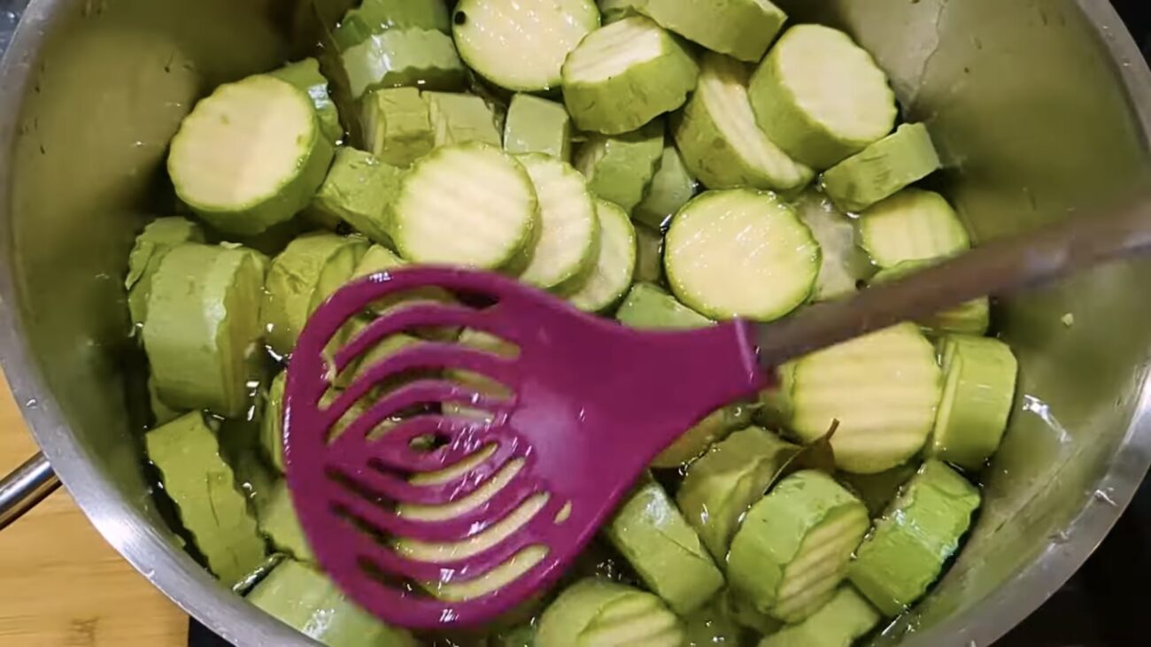 Господині розповіли, як приготувати смачний маринад для кабачків Господині розповіли, як приготувати смачний маринад для кабачків