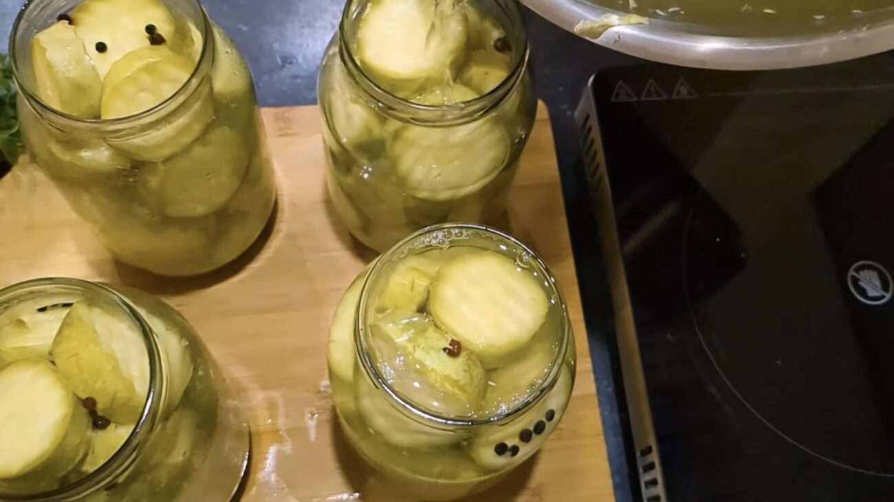 Господині розповіли, як приготувати смачний маринад для кабачків Господині розповіли, як приготувати смачний маринад для кабачків