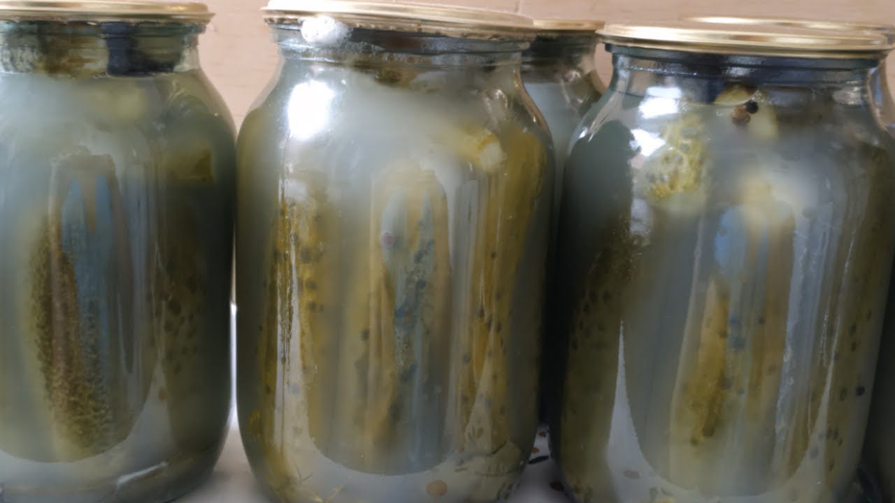 Господині розповіли, через яку спецію маринад для консервації мутнішає 