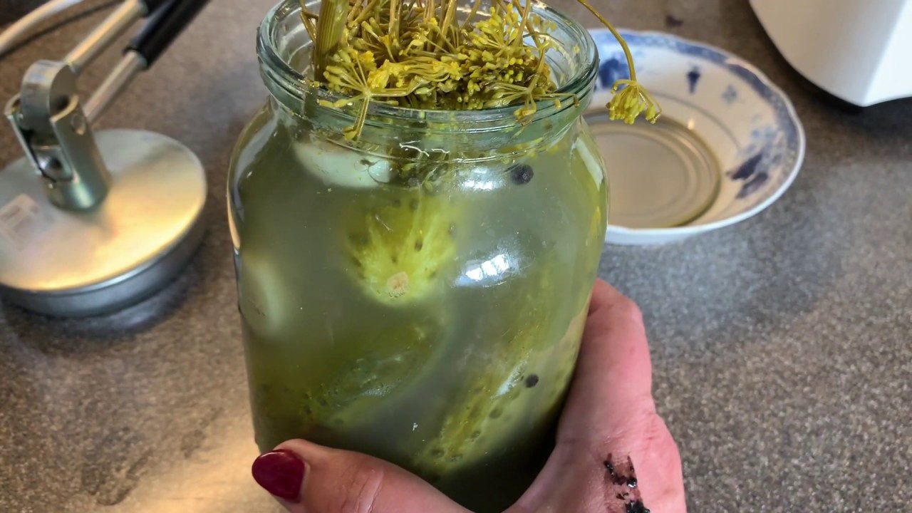 Кулінари розповіли, чи можна їсти консервацію, яка вибухнула