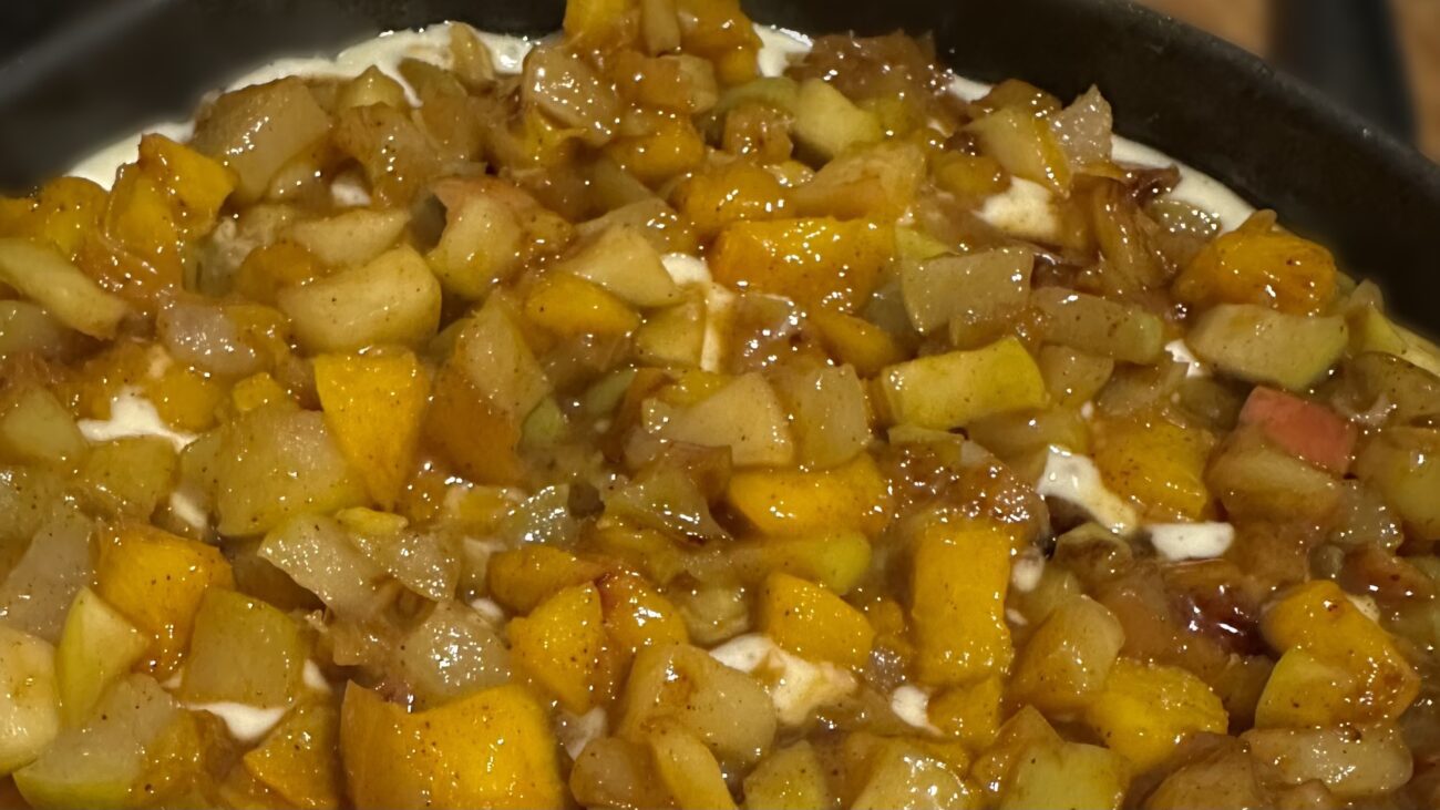 Господині розповіли рецепт персиково-грушевого пирога, який готується 15 хвилин  